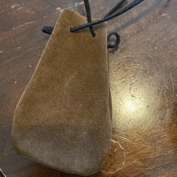 ♥️Suede crystal pouch. With animal charm & beads. 28” strap drop.♥️CUTE & useful - Picture 5 of 10